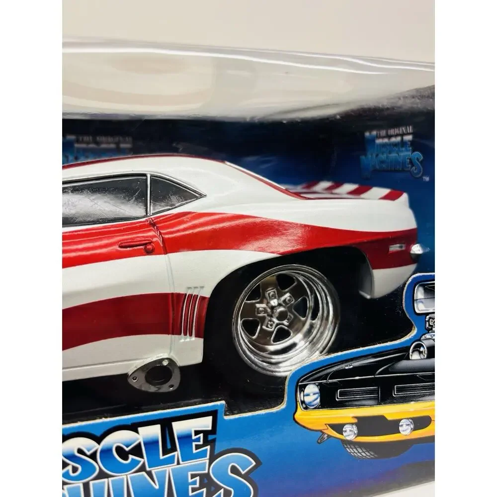 Muscle Machines 1:18 '69 Camaro Stars & Stripes American Flag 71165 New Sealed